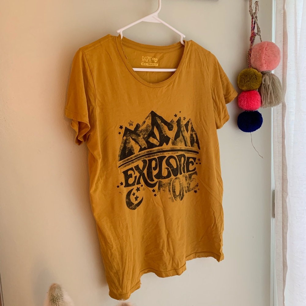 Dazey LA graphic tee “Explore more” size M/L